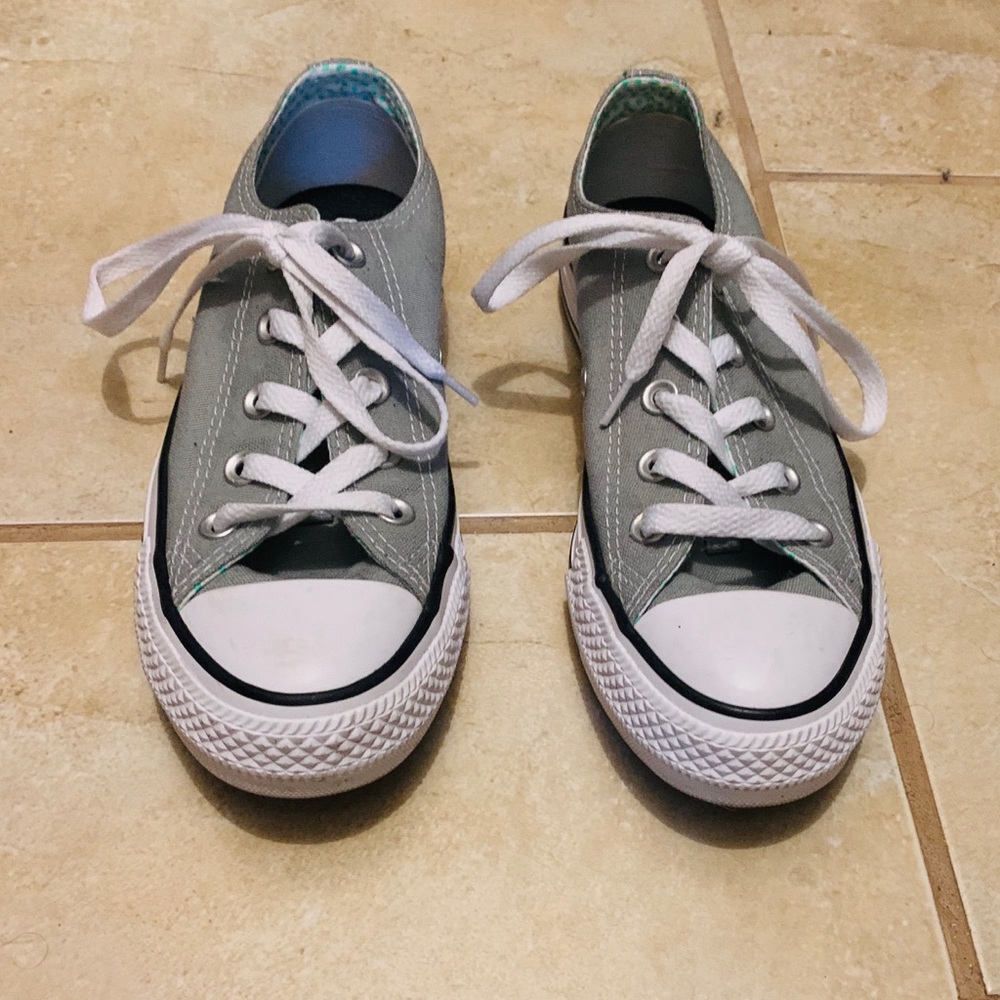Gray converse size 6, never been worn.
